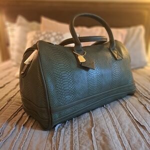 Tote & Carry Green Apollo 1 Carry on Duffle